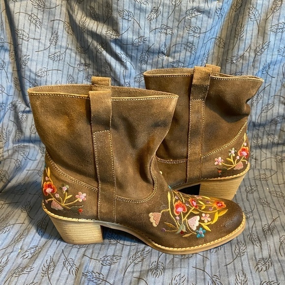 Andre Assous suede embroidered ankle cowboy boots like new 8 - Picture 4 of 8